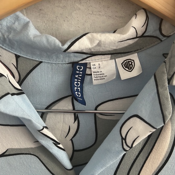 H&M Divided Busy Bunny Looney Tunes Short Sleeve Pattern Shirt, Size S - Picture 3 of 7